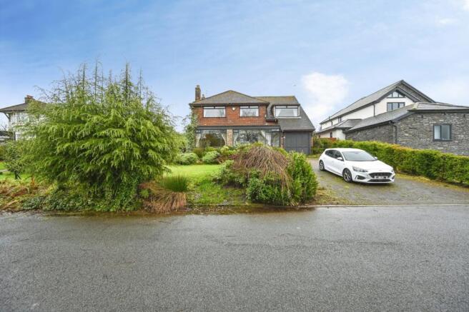 4 bed property, in Linden Grove, £430,000