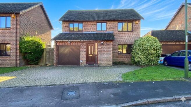 4 bed property, in Grantsmead, £500,000