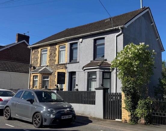 2 bed property, in Railway View, £190,000