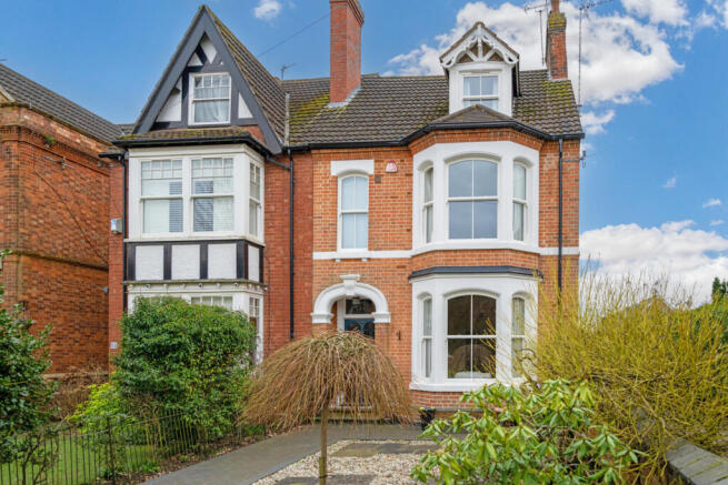 5 bed property, in Hillmorton Road, £650,000