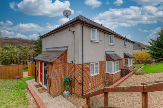 1 bed property, in Tilling Crescent, £240,000