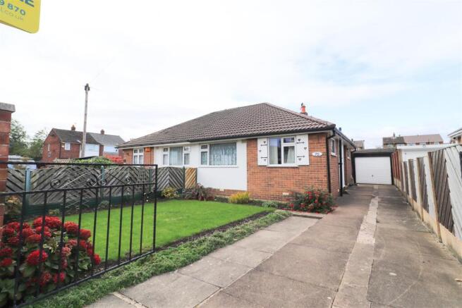 2 bed property, in Altofts Lodge Drive, £200,000