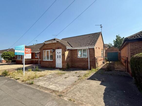 2 bed property, in Aldergrove Crescent, £180,000