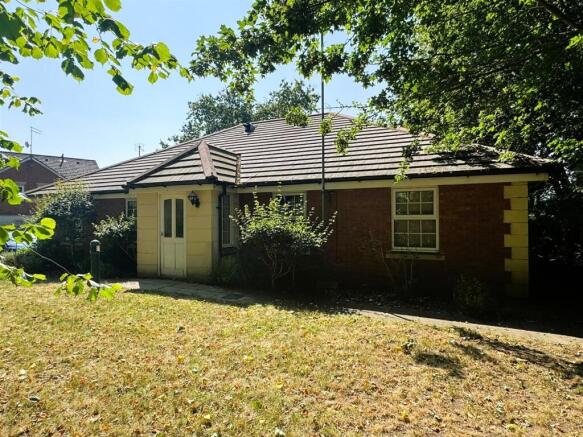 1 bed property, in Robin Close, £75,000
