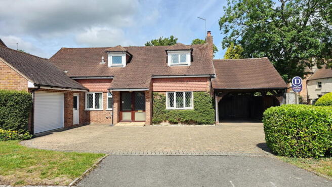 3 bed property, in Lipscomb Close, £650,000