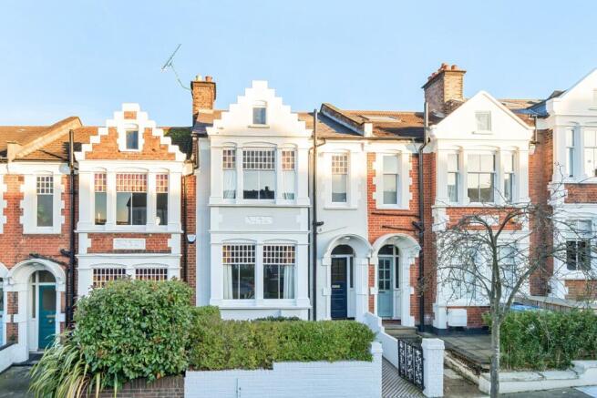 3 bed property, in Mayhill Road, £775,000