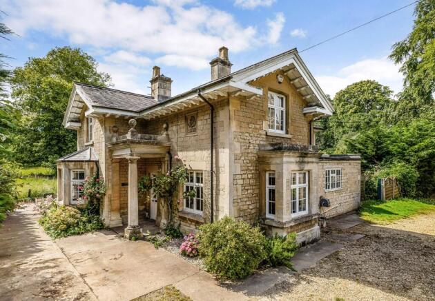 3 bed property, in Cross Keys, £850,000