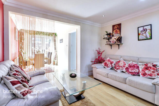 3 bed property, in Briarbank Close, £270,000