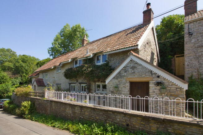 1 bed property, in Wick Lane, £389,000