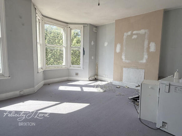 1 bed property, in Lindore Road, £460,000