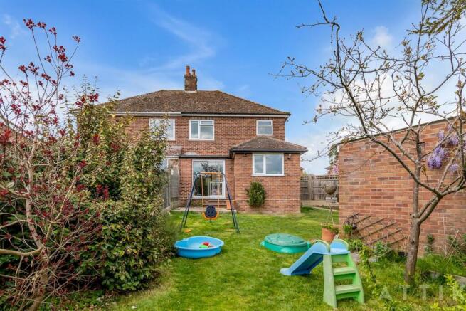 3 bed property, in Queens Drive, £290,000