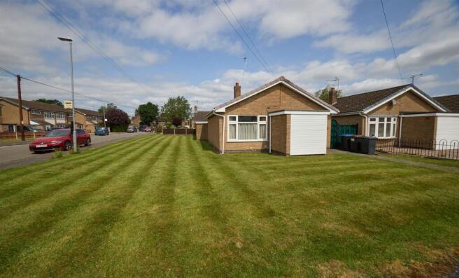 2 bed property, in Moray Close, £240,000