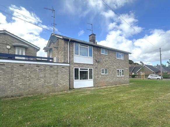 2 bed property, in Colls Road, £120,000