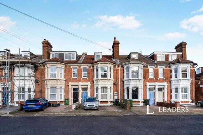 2 bed property, in St. Ronans Avenue, £200,000