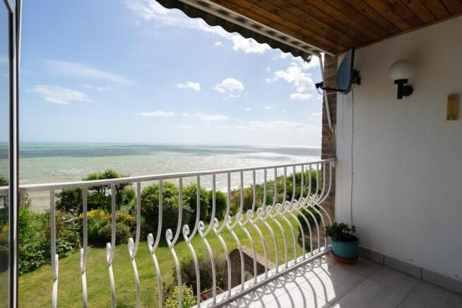 3 bed property, in Cliffe House, £700,000