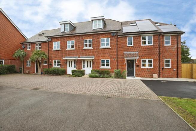3 bed property, in Pentons Close, £600,000