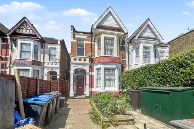 1 bed property, in Sellons Avenue, £185,000