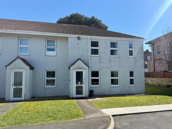 2 bed property, in Myrtle Drive, £125,000