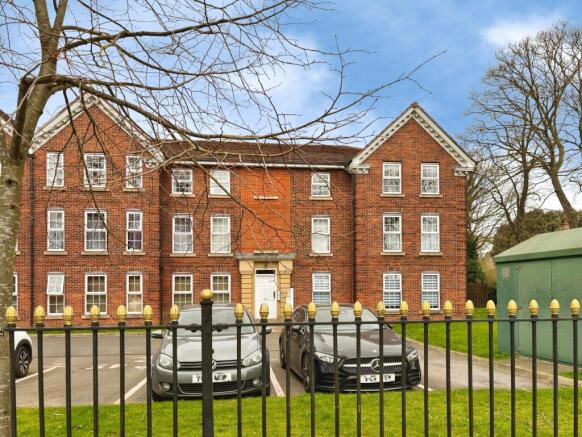 2 bed property, in Dunsley House, £90,000