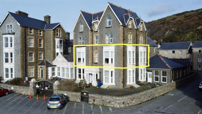 2 bed property, in Marine Court, £225,000