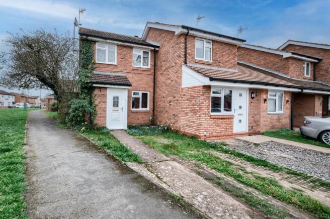 2 bed property, in Carew Close, £220,000