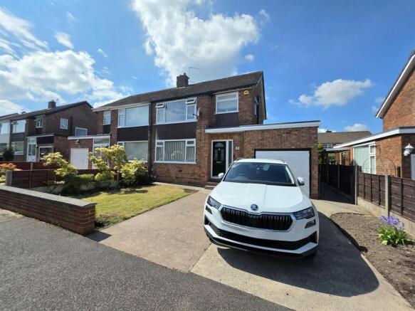 3 bed property, in East Avenue, £350,000