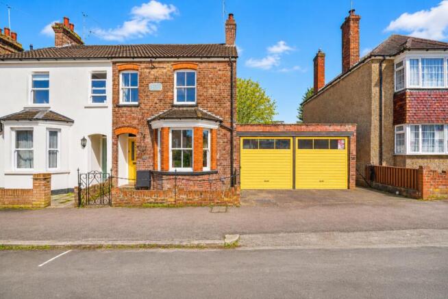 2 bed property, in Coleswood Road, £800,000