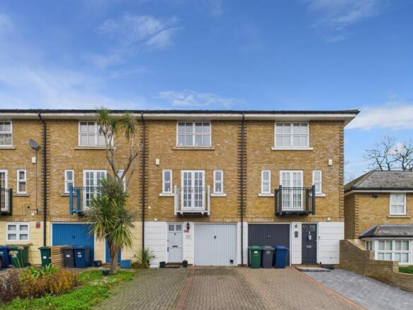 4 bed property, in Hampton Close, £700,000