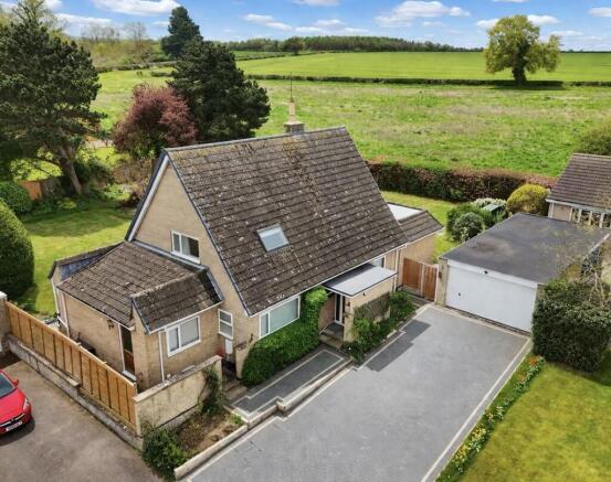 5 bed property, in Evergreen Drive, £650,000