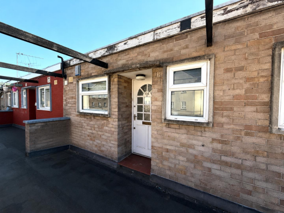 2 bed property, in Fortescue Road, £130,000