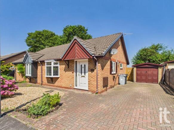 2 bed property, in Peveril Gardens, £290,000