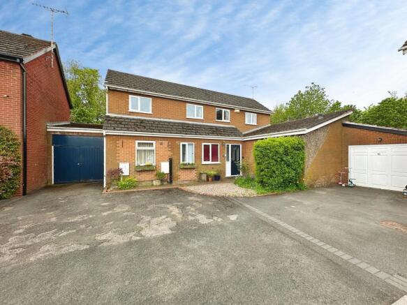4 bed property, in Dove Grove, £390,000