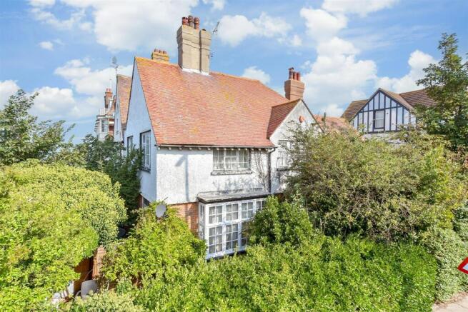 4 bed property, in Eastern Esplanade, £400,000