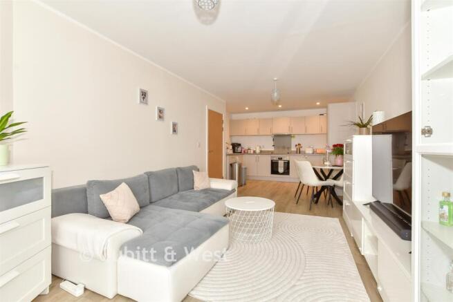 1 bed property, in Ifield Road, £200,000
