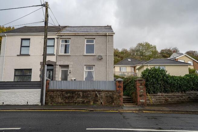 4 bed property, in Gwscwm Road, £170,000