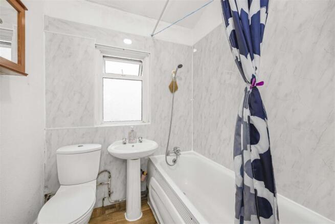 2 bed property, in Romford Road, £190,000