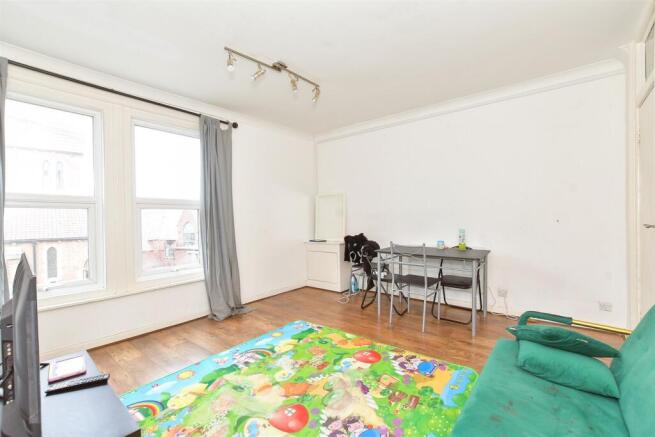2 bed property, in Waverley Road, £129,500