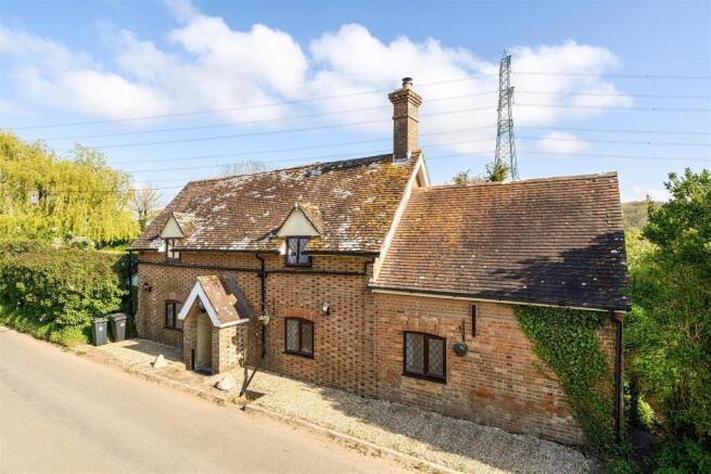 3 bed property, in Pallington, £400,000