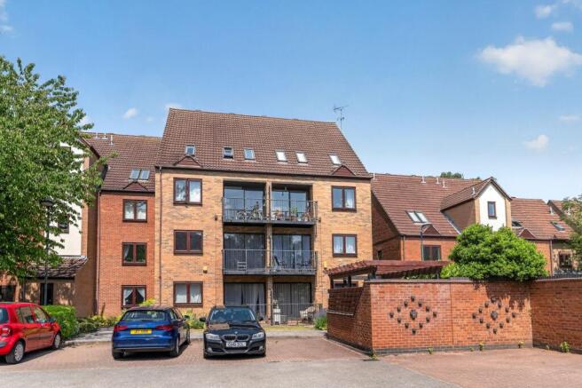 1 bed property, in Heron Wharf, £120,000