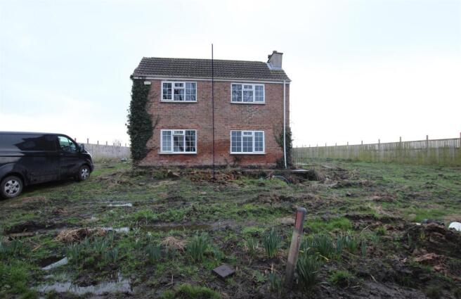 2 bed property, in Carrhouse Road, £150,000