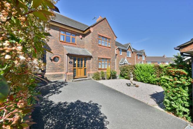 5 bed property, in Beaulieu Drive, £550,000