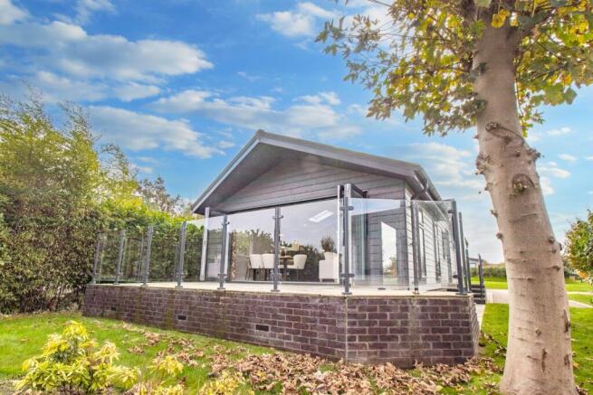 2 bed property, in Marsh View, £425,000