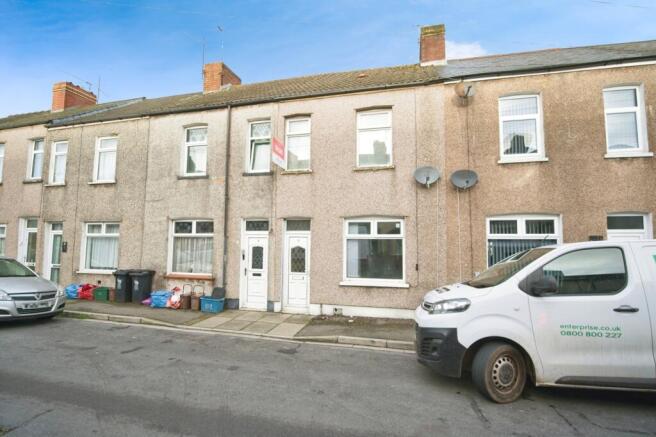 2 bed property, in Marshfield Street, £145,000