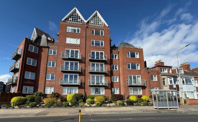 2 bed property, in Queens Parade, £310,000