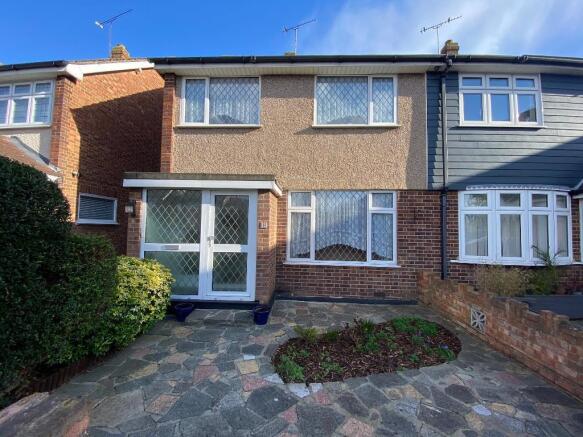 3 bed property, in Balstonia Drive, £400,000