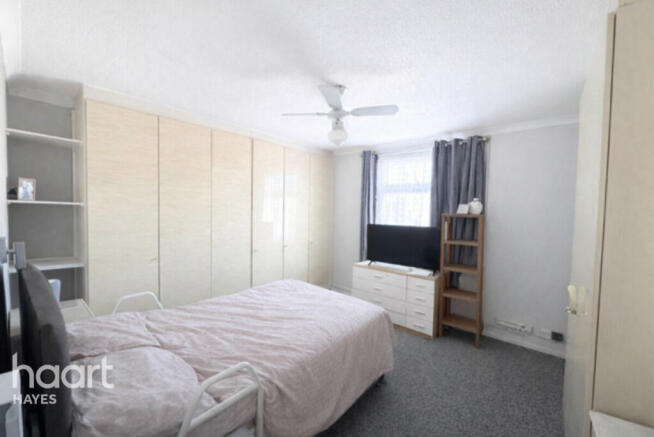 1 bed property, in Lych Gate Walk, £215,000