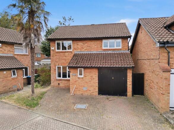 4 bed property, in Wakefield Close, £400,000