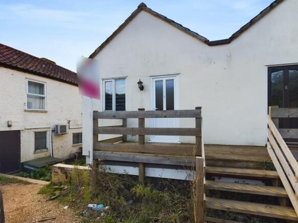 1 bed property, in 1D High Street, £50,000