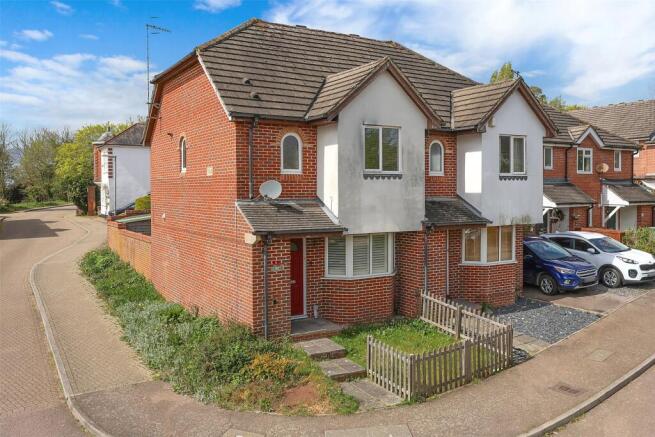 2 bed property, in Abinger Drive, £450,000