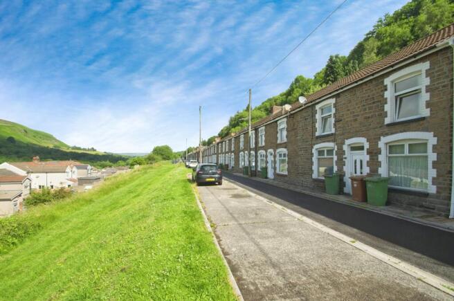 3 bed property, in Powells Terrace, £120,000